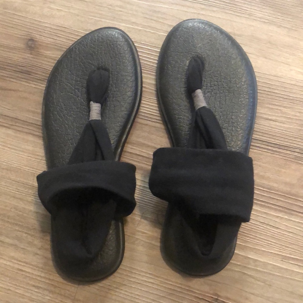 Like new Sanuk sandals